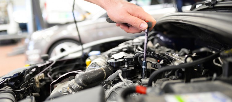 Automechaniker repariert Motor eines Fahrzeuges in Werkstatt