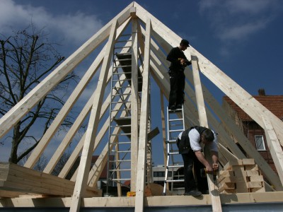 zimmerer bauen eine dachkonstruktion